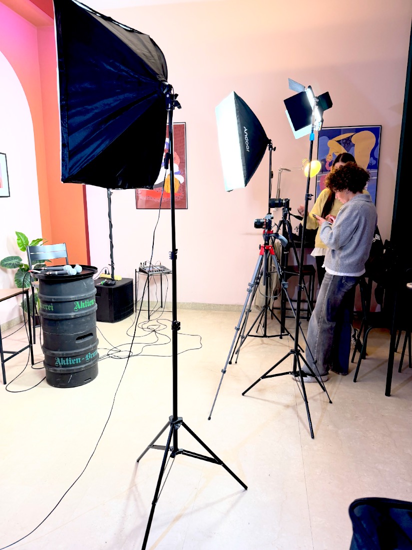 Il set della Wrap Agency: luci, macchine fotografiche e il team al lavoro