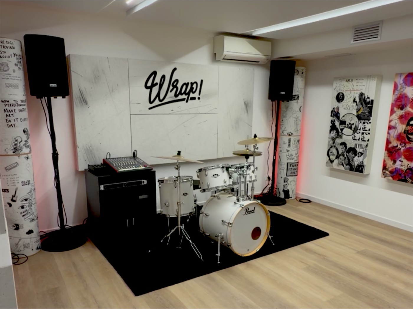 La sala prove di Wrap con la batteria Pearl
