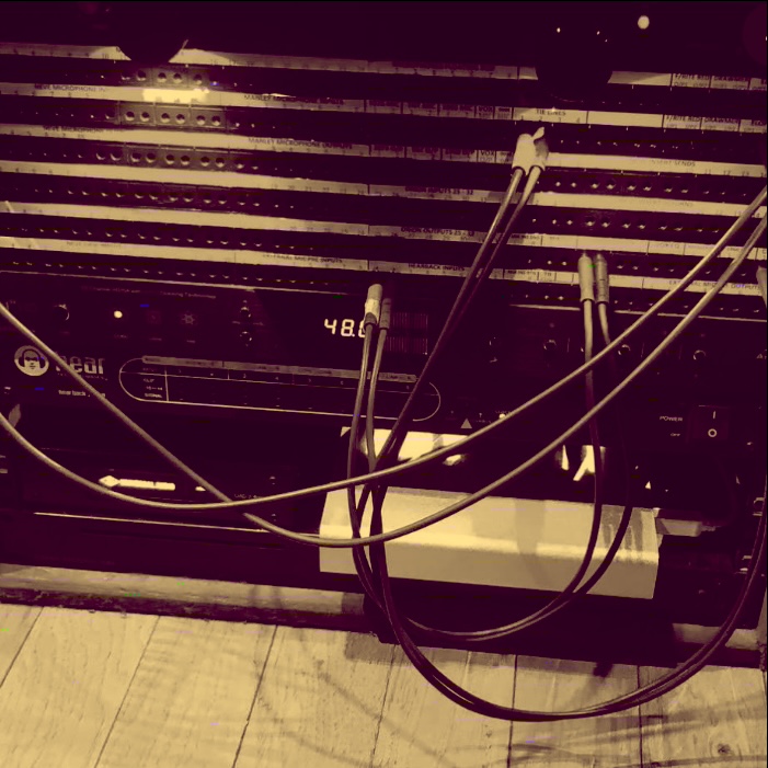 Il rack con la patchbay e i cavi collegati