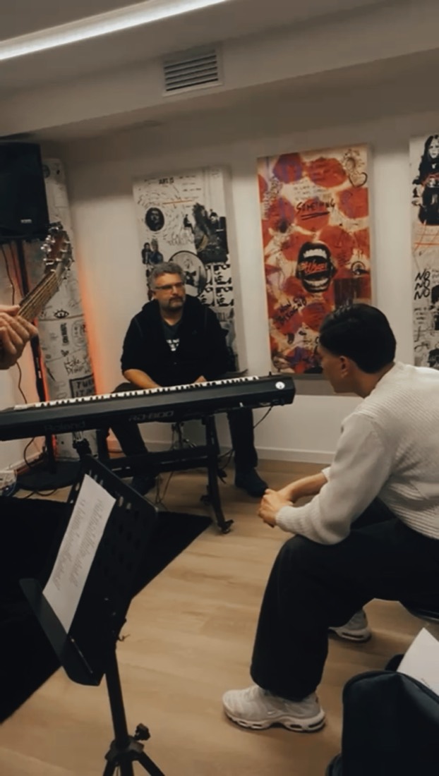 Il workshop di songwriting con Andrea Rodini da Wrap: tastiera e partecipanti seduti in cerchio